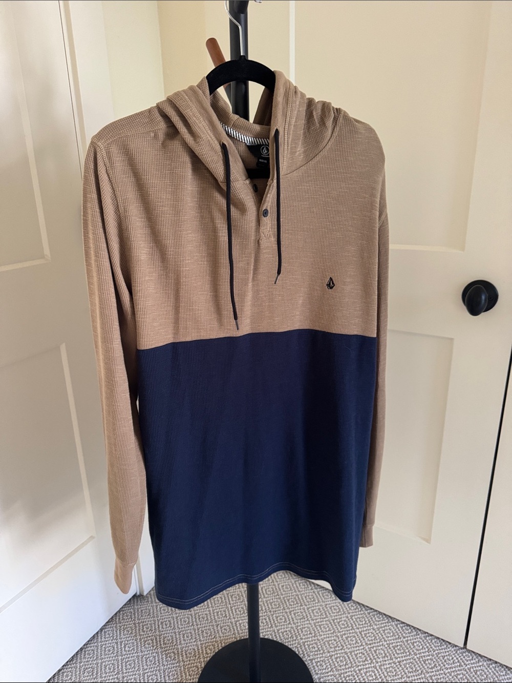 Volcom Men’s XXL Waffle Knit Thermal Hooded Shirt Colorblock Navy Tan